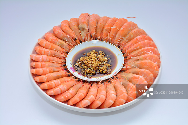 白灼河虾海虾沙虾摆盘在白色背景下特写图片素材