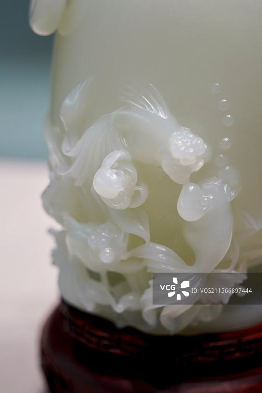 中国工艺美术馆藏扬州玉雕和田玉籽料金玉满堂瓶局部特写白玉小金鱼图片素材