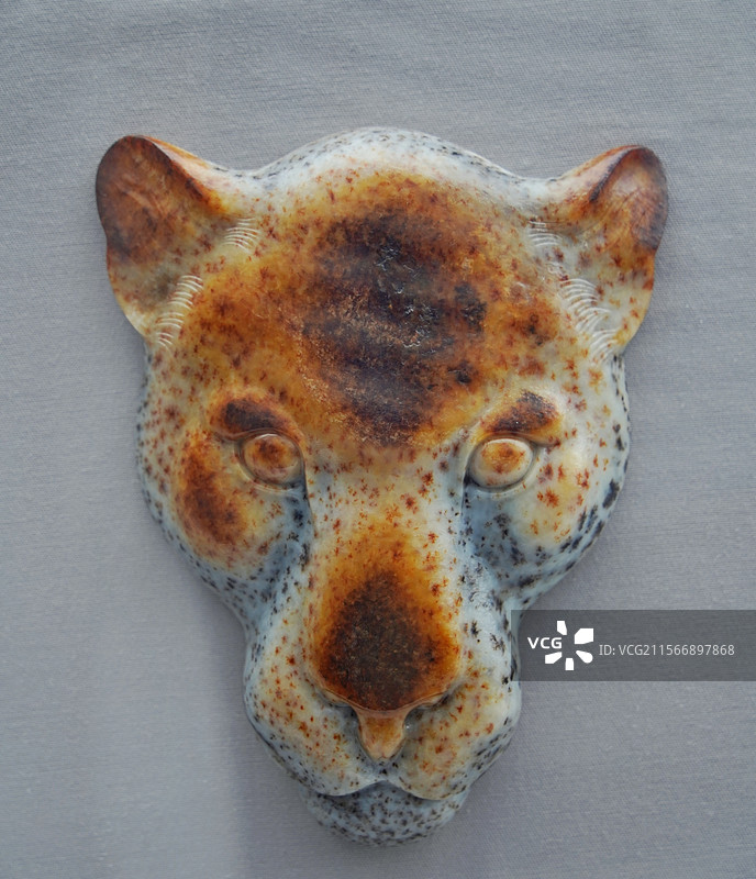 中国工艺美术馆藏新疆和田玉籽料金钱豹玉首玉雕枣红皮洒金皮青花聚墨巧雕俏色图片素材