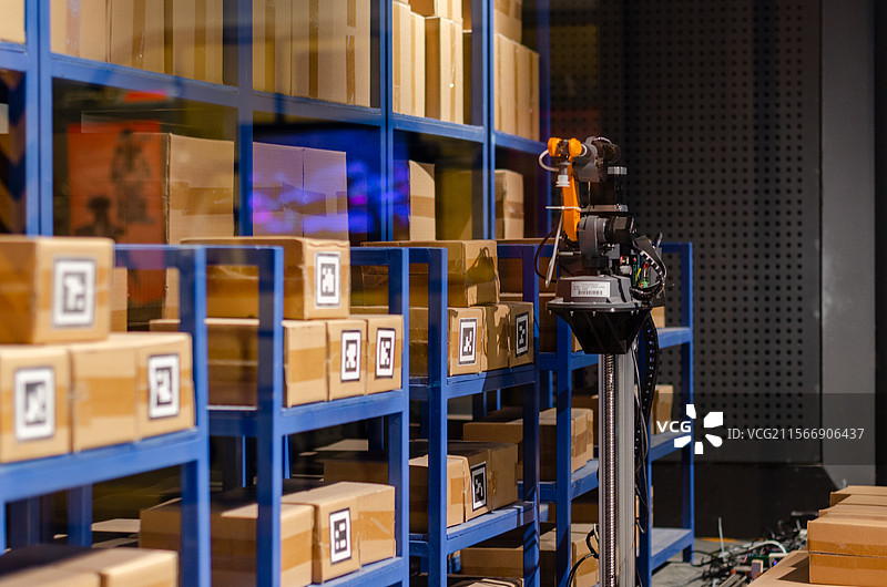 智慧物流，机器自动分拣配送包裹图片素材