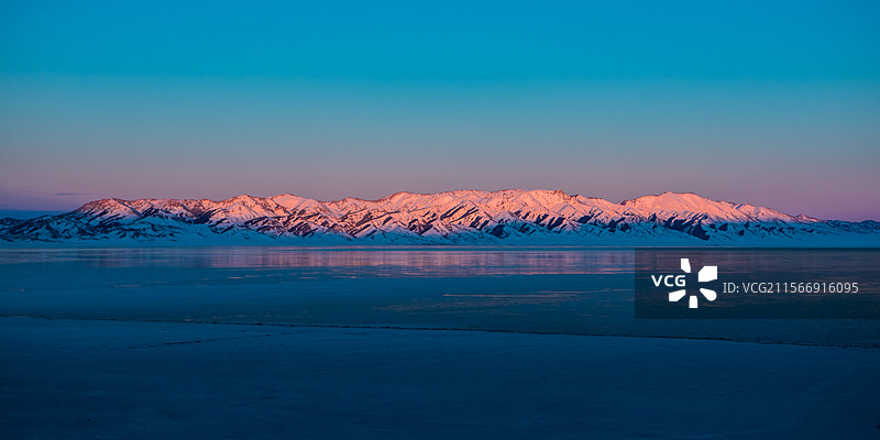 赛里木湖日照金山图片素材