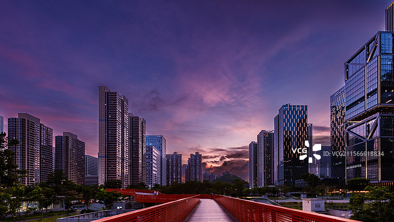 深圳南山西丽湖国际科教城—万科云城设计公园-晚霞紫调图片素材