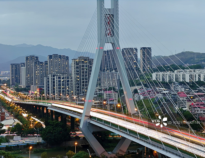 华灯初上时的龙岩市区车水马龙长曝光图片素材