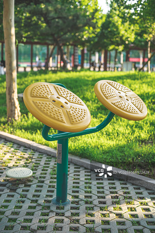 中国体育运动健身活动拍摄主题，社区公园里的运动休闲健身活动健身器械，户外白昼无人图像摄影图片素材