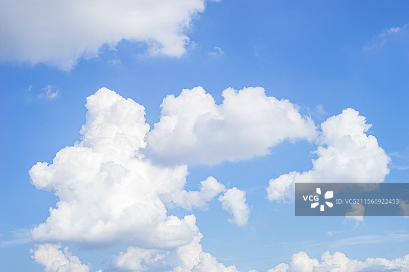 中国自然风光拍摄主题，白色的云彩和蓝色的天空，干净协调自由简单反差纯净式样，户外白昼无人图像摄影图片素材