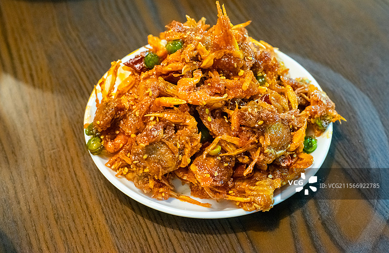 中国餐饮行业饮食产业，传统经典中国食品拍摄主题，一盘子香酥蟹麻辣醉蟹钳，室内无人图像图片素材