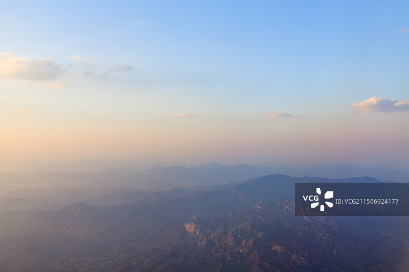 航拍夕阳下的群山图片素材