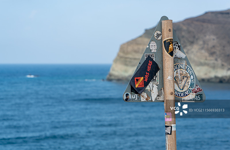 圣托里尼岛红沙滩涂鸦标示牌图片素材