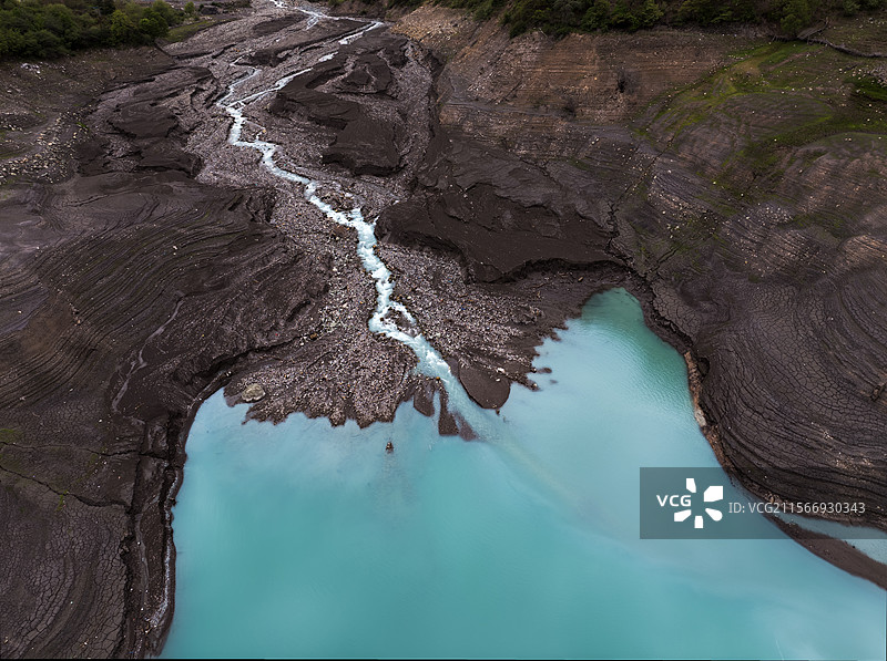 硗碛藏寨下的河流与湖泊图片素材