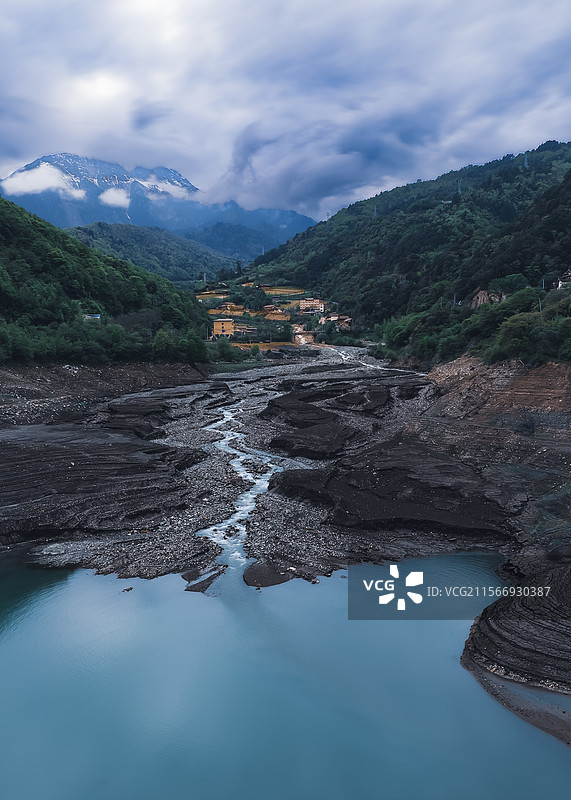 雪山下的硗碛藏寨与河流湖泊图片素材