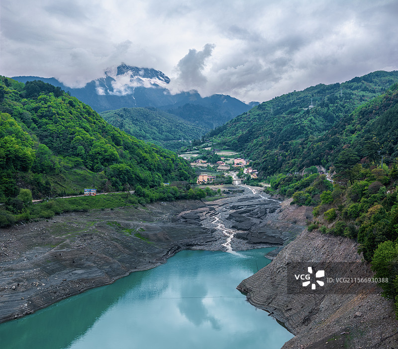 雪山下的硗碛藏寨与河流湖泊图片素材