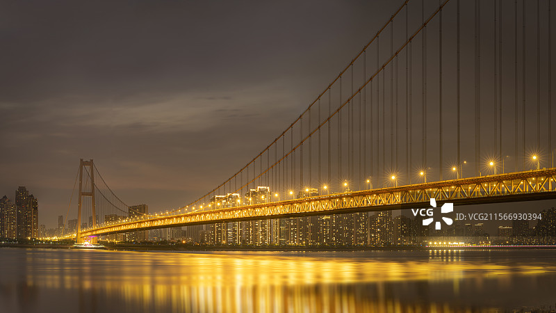 金灿灿的杨泗港长江大桥图片素材