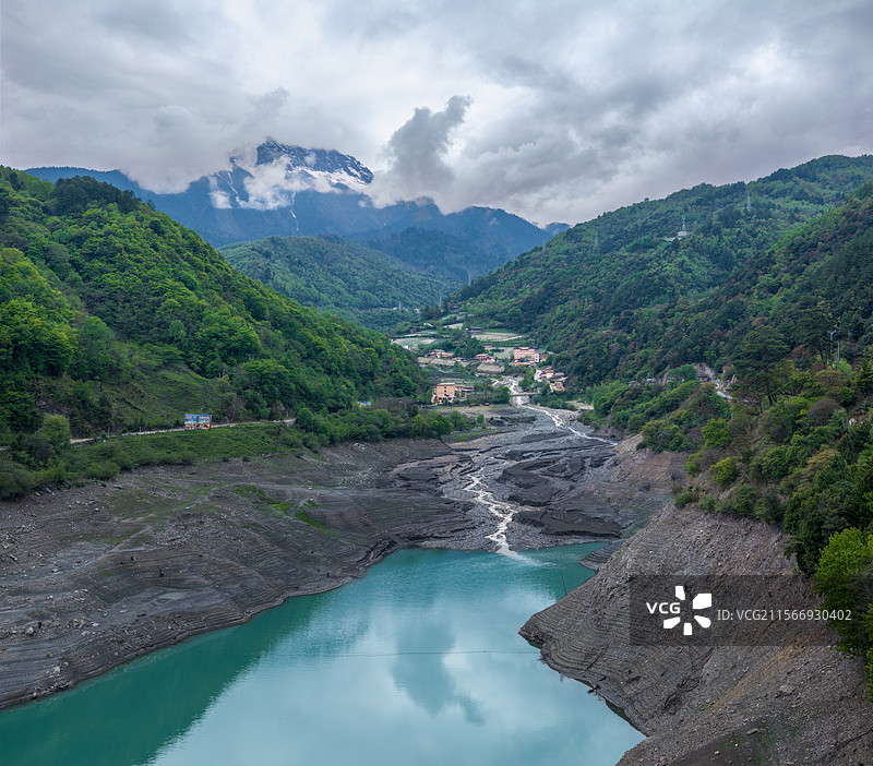 雪山下的硗碛藏寨与河流湖泊图片素材