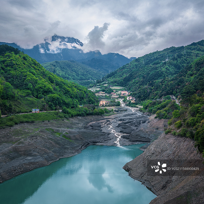 雪山下的硗碛藏寨与河流湖泊图片素材