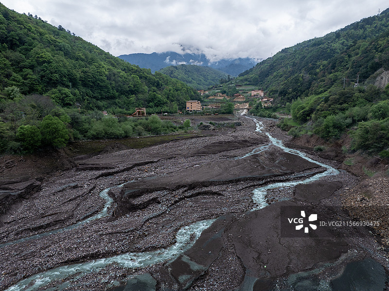 雪山下的硗碛藏寨与河流湖泊图片素材