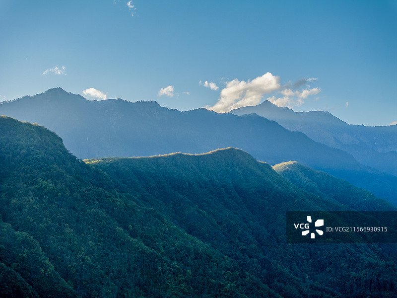 雅安宝兴县邓池沟熊猫溯源地眺望雪山图片素材