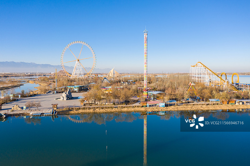 航拍宁夏银川阅海湖边的游乐场图片素材