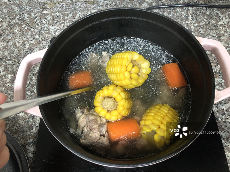 广东老火靓汤胡萝卜玉米排骨汤图片素材