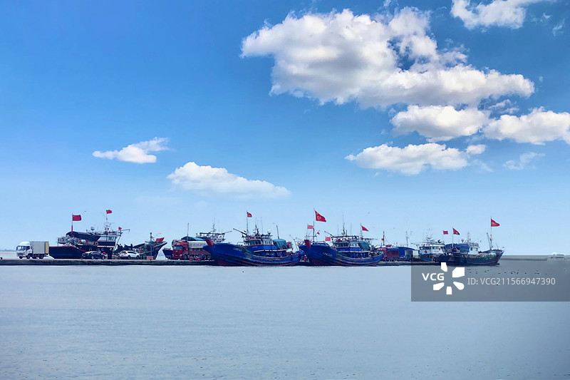 山东威海 蓉城 东楮岛  轮船   渔船 码头  大海  蓝天 白云图片素材