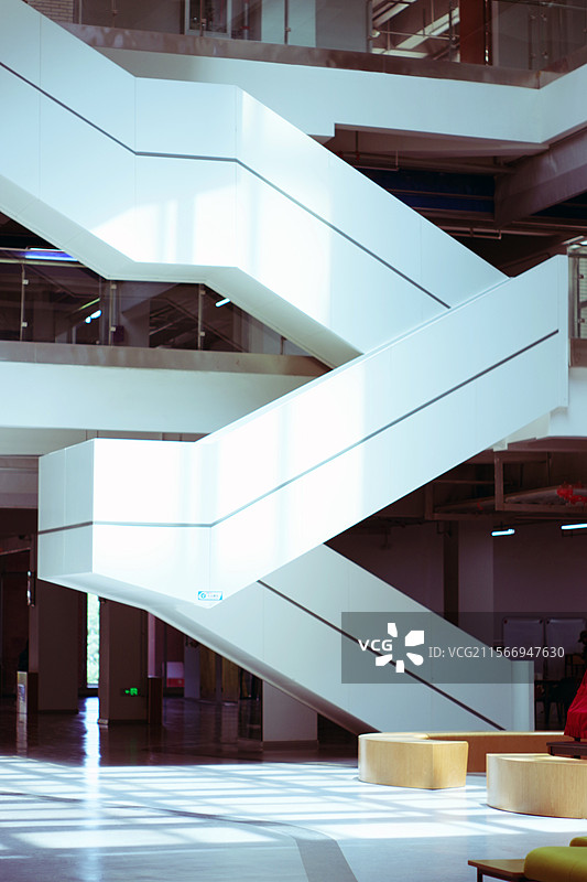 日光撒在白色阶梯上图片素材