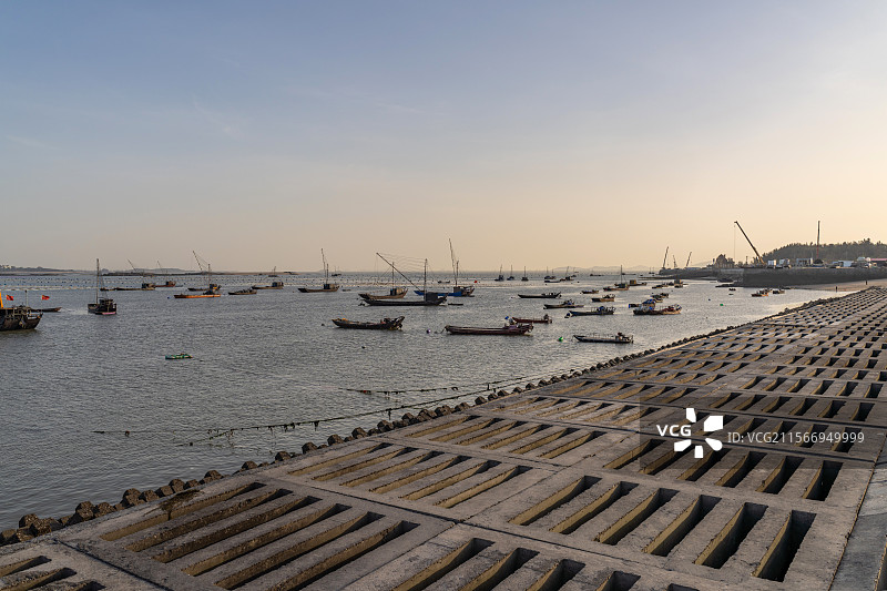 福建省莆田市湄洲湾北岸经济开发区港口停泊的渔船图片素材
