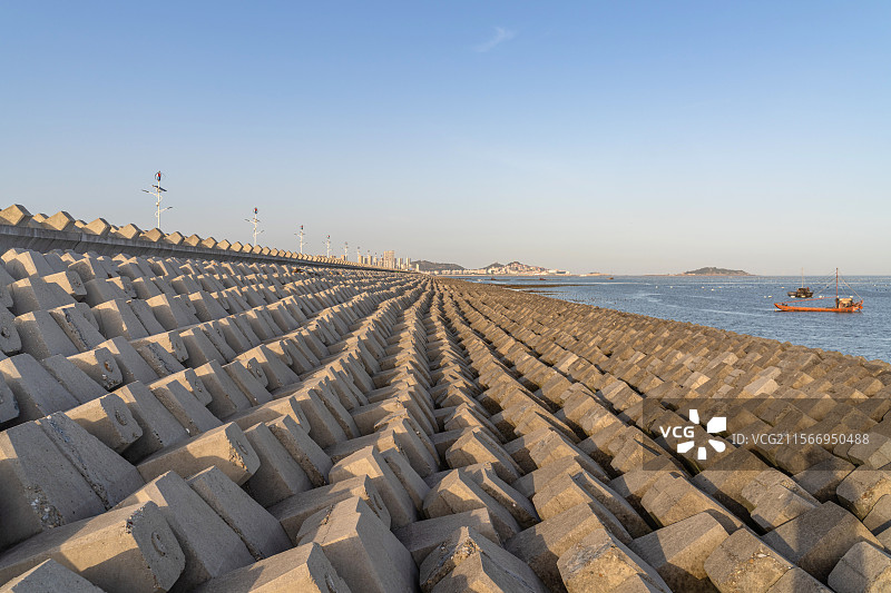 福建省莆田市湄洲湾北岸经济开发区港口停泊的渔船图片素材