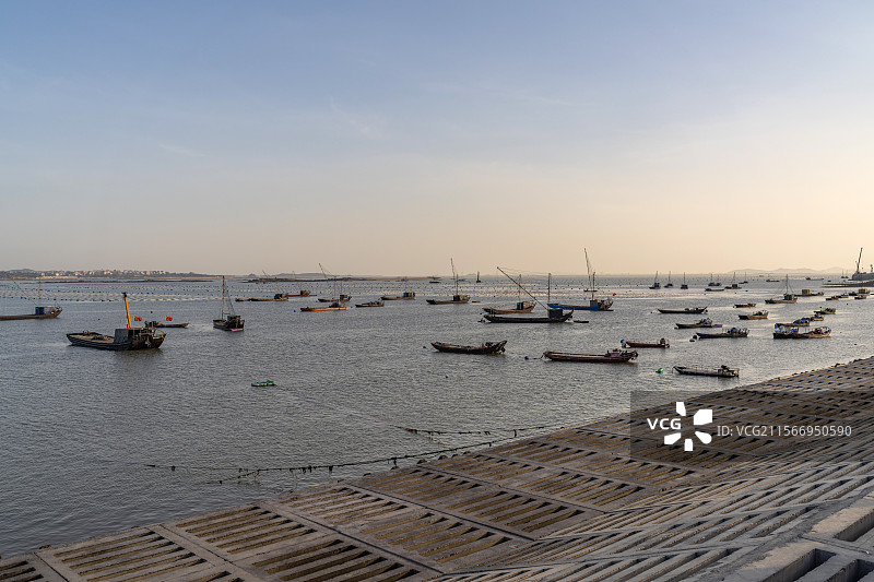 福建省莆田市湄洲湾北岸经济开发区港口停泊的渔船图片素材