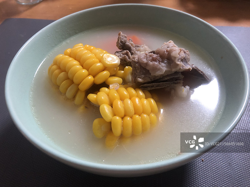 一碗胡萝卜玉米排骨汤特写图片素材
