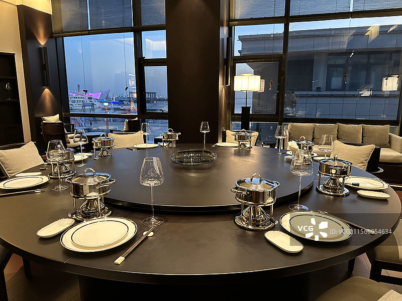 餐厅餐桌餐具摆台家具餐盘火锅杯子室内图片素材