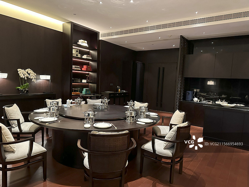 餐厅餐桌餐具摆台家具餐盘火锅杯子室内图片素材