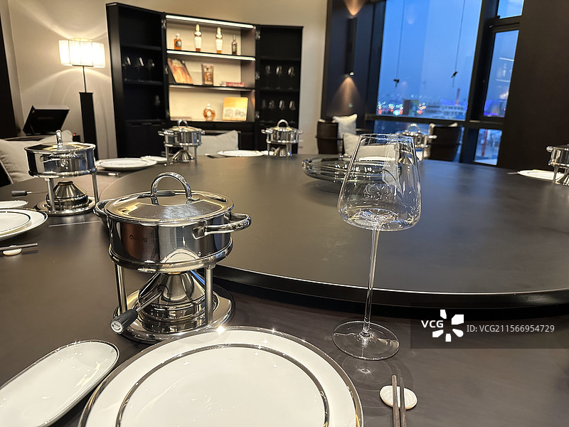 餐厅餐桌餐具摆台家具餐盘火锅杯子室内图片素材