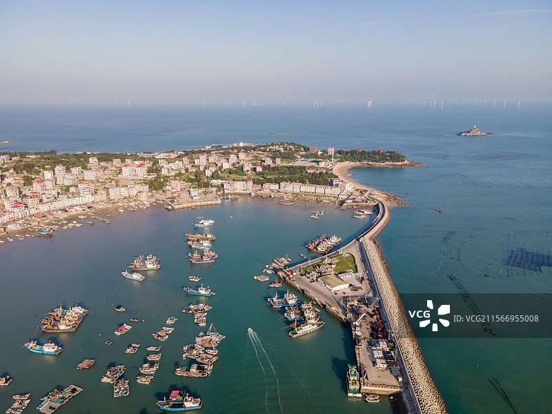 福建省莆田市秀屿区平海村的城镇建筑与渔港的航拍图片素材