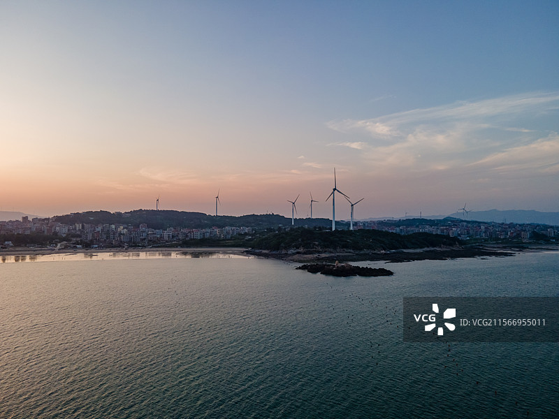 福建省莆田市秀屿区的海边岛屿的风力发电机图片素材