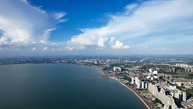 蓝天白云下的广西北海城市海滨城市图片素材