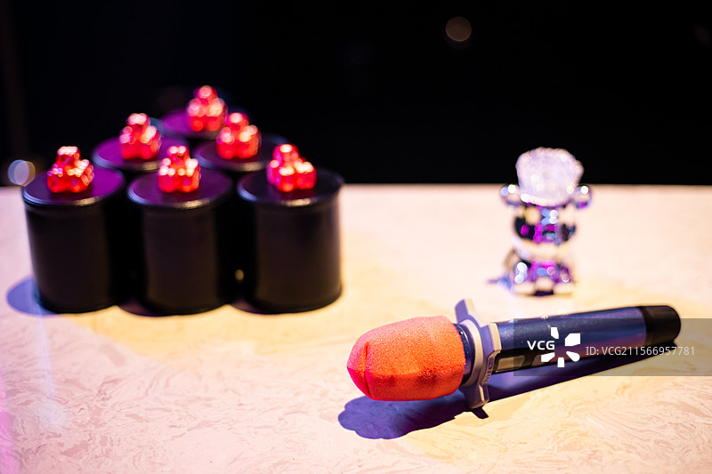 中国休闲娱乐拍摄主题，KTV桌子上的麦克风杯子上的一堆骰子和后面的水果叉子，室内无人图像摄影图片素材