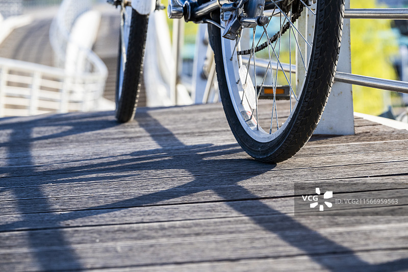 自行车停在栏杆边，放松地享受着阳光图片素材