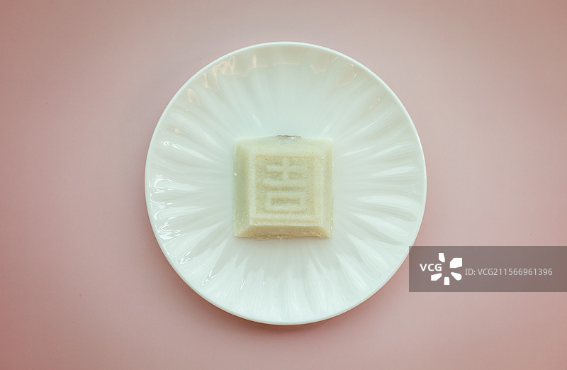 白色盘子中的方糕小吃图片素材