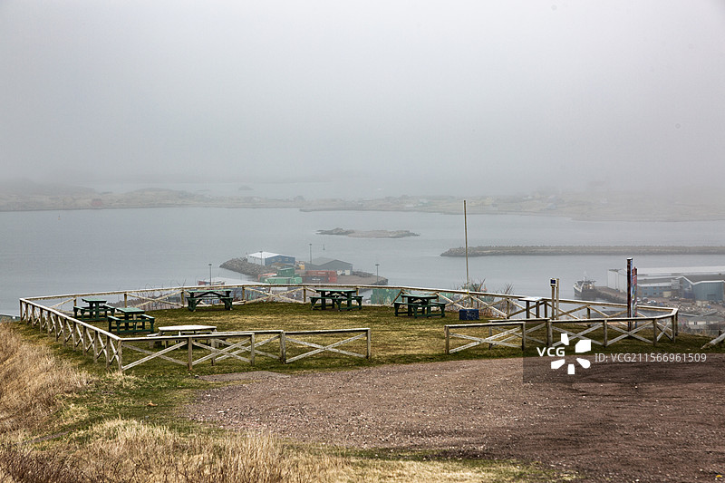 旅游胜地圣皮埃尔与密克隆群岛，大雾天气下的圣皮埃尔岛高角度景观图片素材
