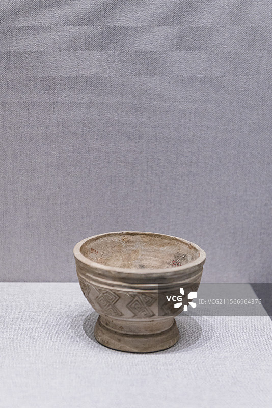 白釉刻回纹簋 商 北京故宫博物院陶瓷馆展品图片素材