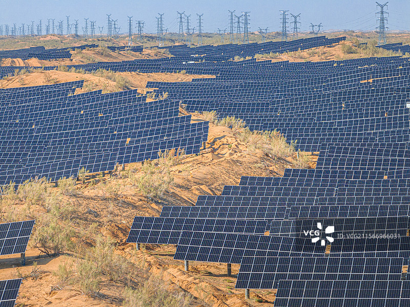 沙漠光伏板 古尔班通古特沙漠 电力铁塔 落日图片素材