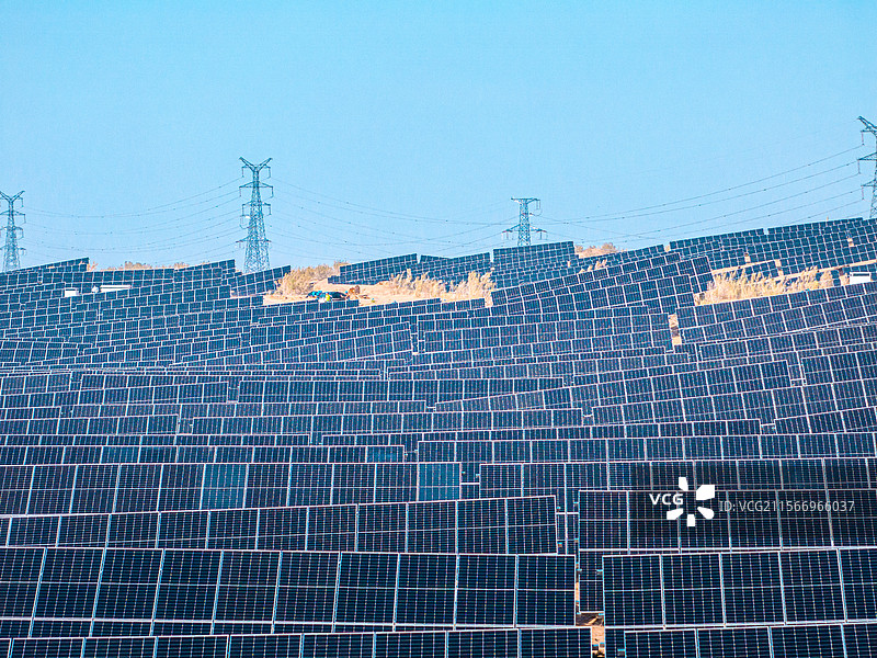沙漠光伏板 古尔班通古特沙漠 电力铁塔 落日图片素材