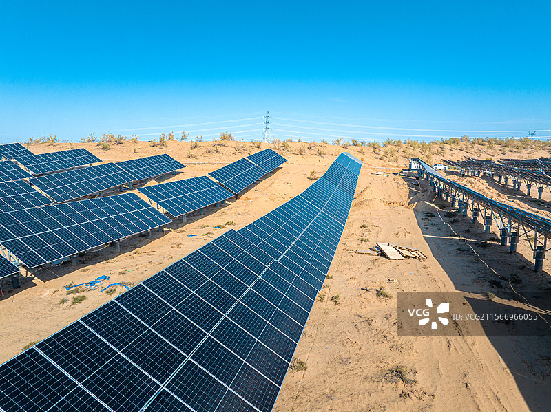 沙漠光伏板 古尔班通古特沙漠 电力铁塔 落日图片素材