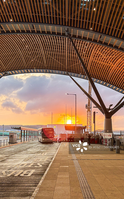 日落时分的港珠澳大桥香港口岸旅检大楼图片素材