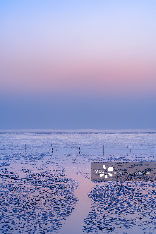 粉蓝色的日出海湾图片素材