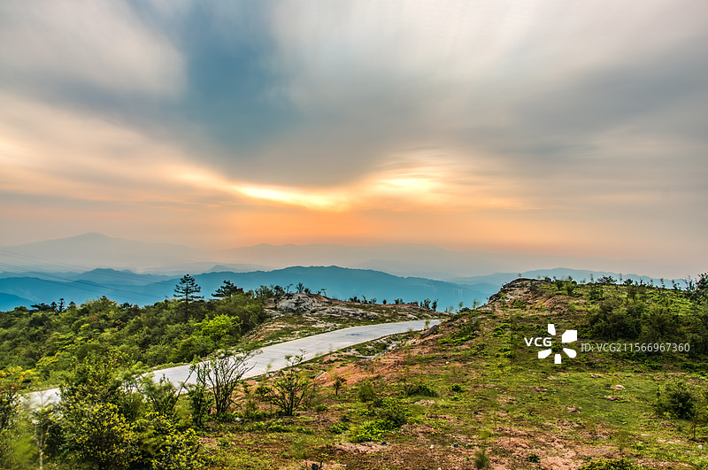 隆回白马山日出日落时群山对天的景色图片素材
