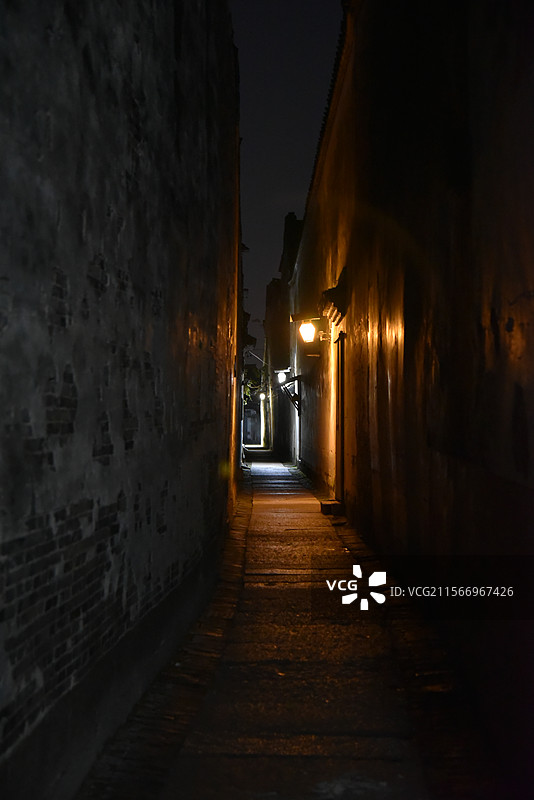 乌镇夜晚的巷子图片素材