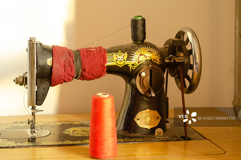 家里的老式缝纫机图片素材