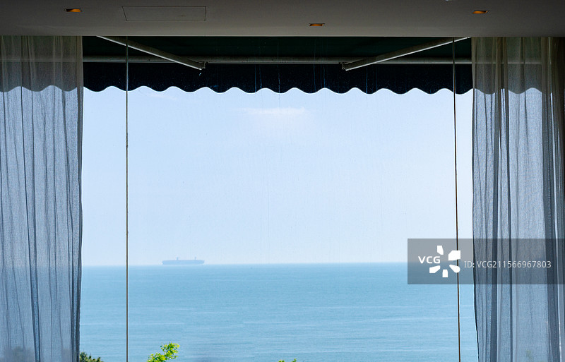 青岛海边别墅的海景落地窗图片素材