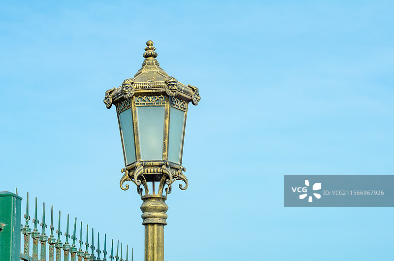 公园里一盏精致的欧式路灯图片素材