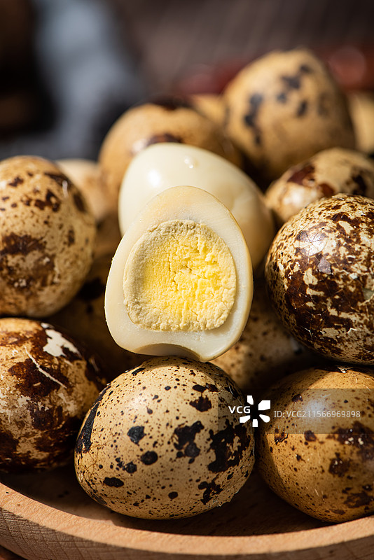 剥开的鹌鹑蛋特写图片素材